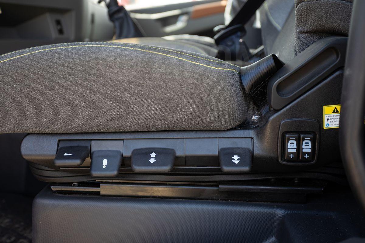 Седельный тягач с КМУ Shacman SX42584V385 в Благовещенске